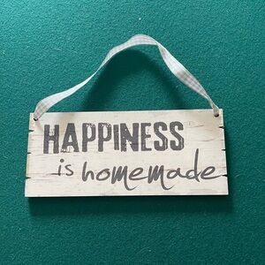 Gray and White Wall Sign - 'Happiness is Homemade'